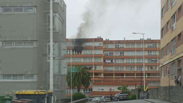 Imagen del barrio con el incendio de fondo.