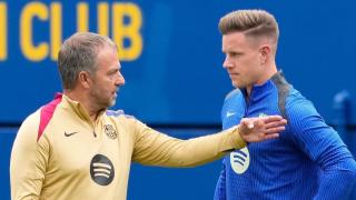 Flick y Ter Stegen conversan durante un entrenamiento del Barça en la Ciutat Esportiva