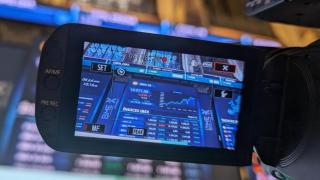 Una cámara enfoca el panel principal del Palacio de la Bolsa de Nueva York.