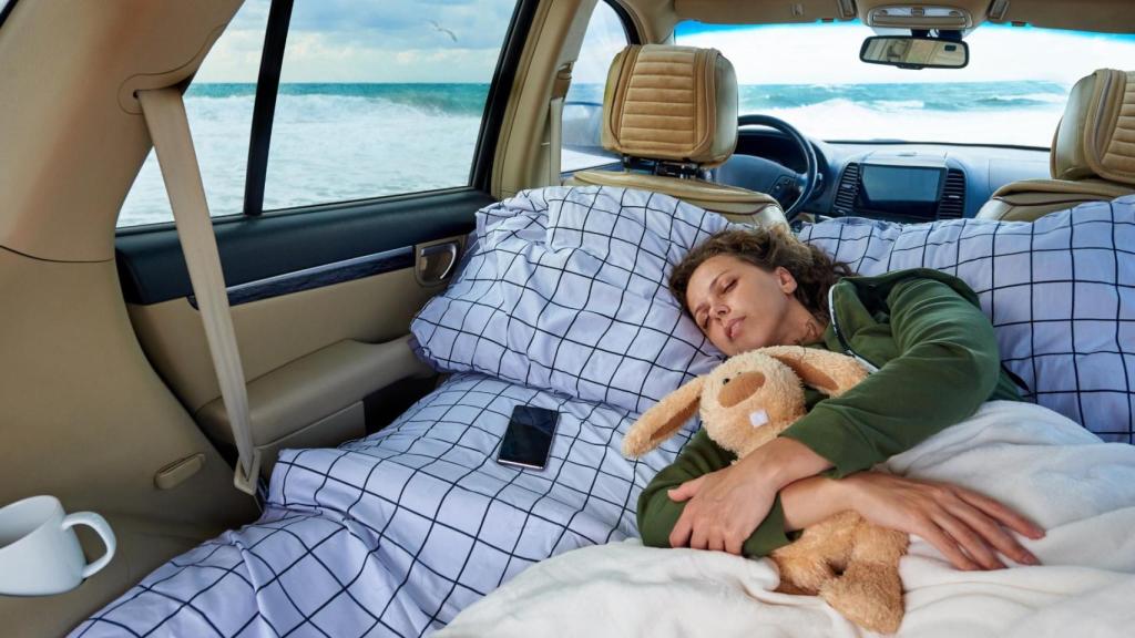 Una mujer duerme en su coche