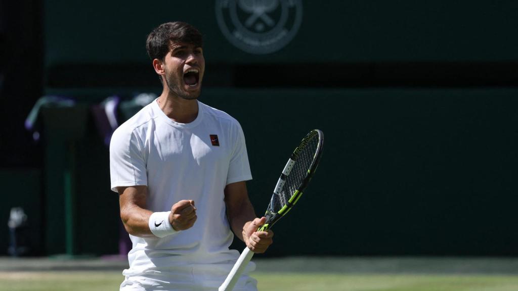 Alcaraz celebra la victoria en el tercer set ante Fritz.