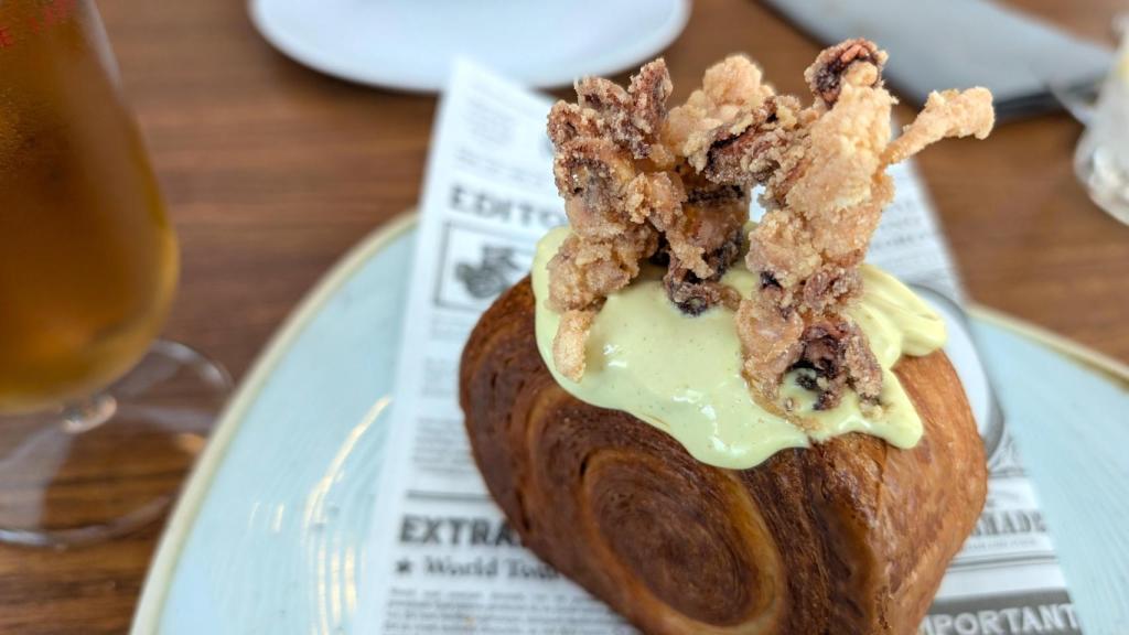 Este es el original bocadillo de calamares que preparan en Fetén.