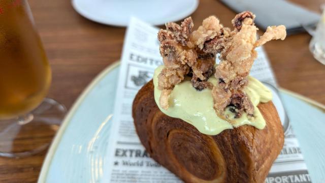 Este es el original bocadillo de calamares que preparan en Fetén.