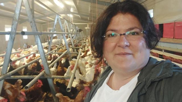Ángela María Hernández, productora de huevos de 'La Charrita', en Santibáñez de Béjar (Salamanca)