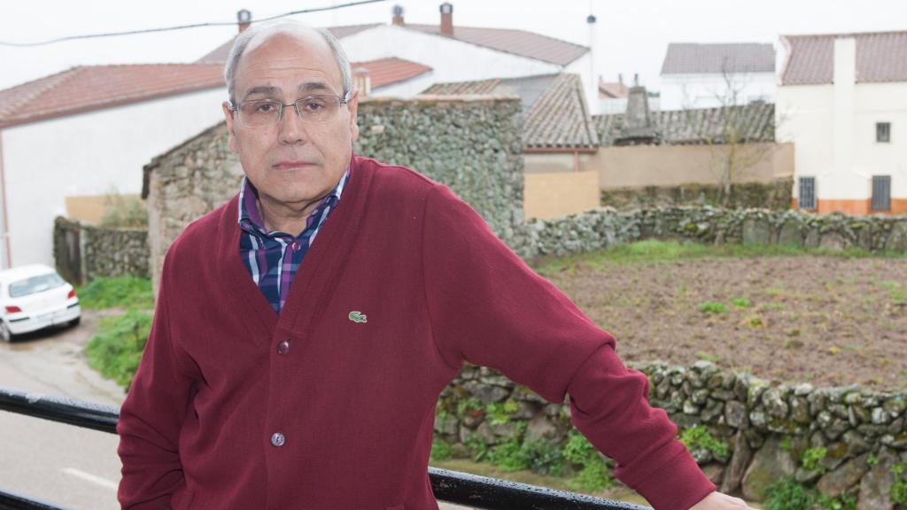 El profesor de la Universidad de Salamanca, y Premio Castilla y León de las Ciencias Sociales y Humanidades 2012, Julio Borrego Nieto, en su pueblo, Moralina (Zamora), después de enterarse del Premio