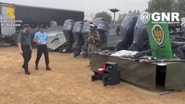 Agentes españoles y portugueses con parte del material incautado en la operación contra el narco.