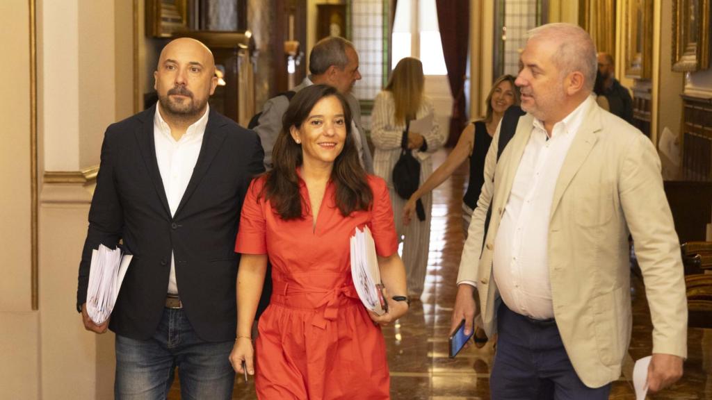 La alcaldesa, Ines Rey, acompañada de Lage Tuñas y Gonzalo Castro.