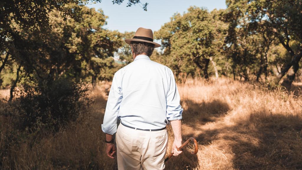 El marqués de Valdueza camina por un encinar.