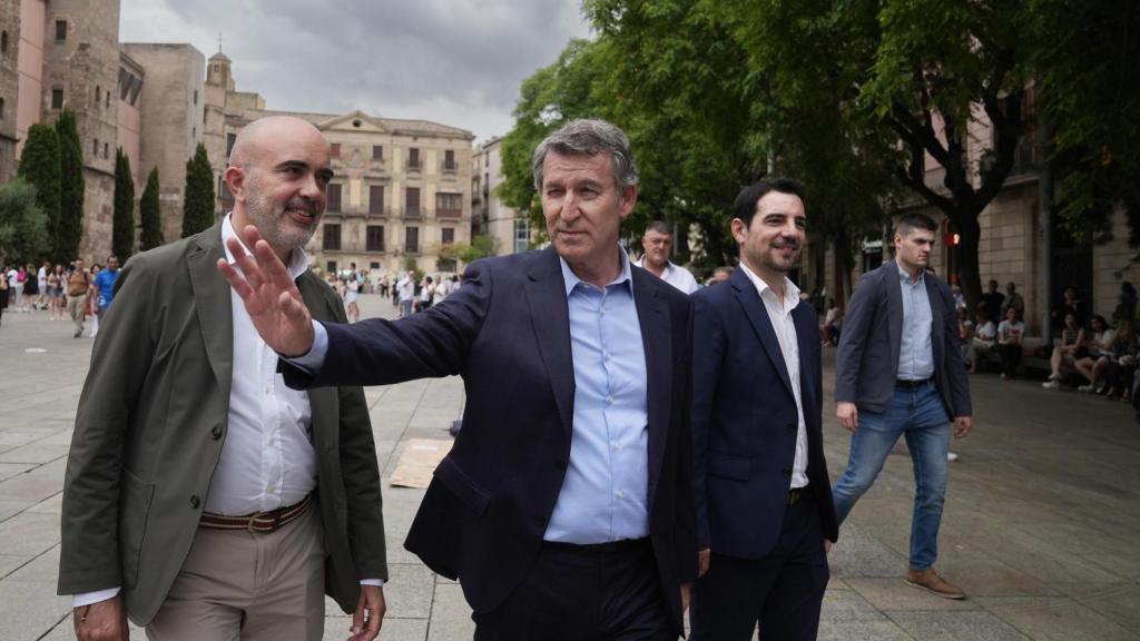 El presidente del PP, Alberto Núñez Feijóo (centro), este viernes junto al presidente del PP de Barcelona Manuel Reyes (derecha), y el concejal del PP en el Ayuntamiento de Barcelona, Daniel Sirera.