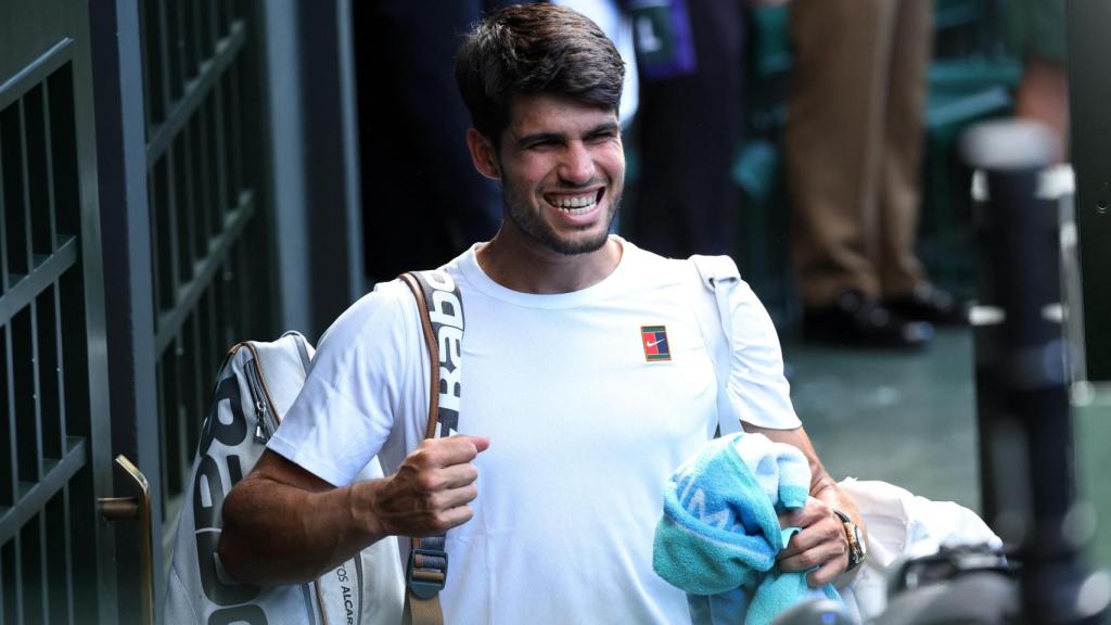Carlos Alcaraz celebra el pase a la final de Wimbledon camino del vestuario