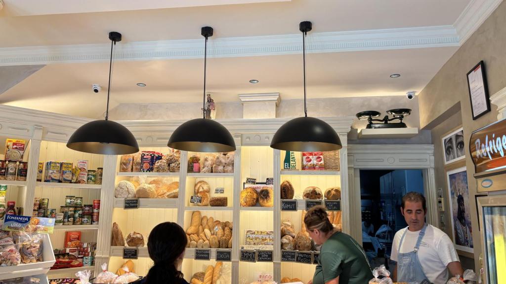 Interior de la Panadería Serrano