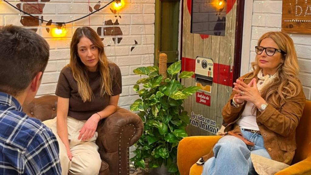 La directora de First Dates, Silvia Columbrán (i), y la jefa de producción, Isabel Navarro.