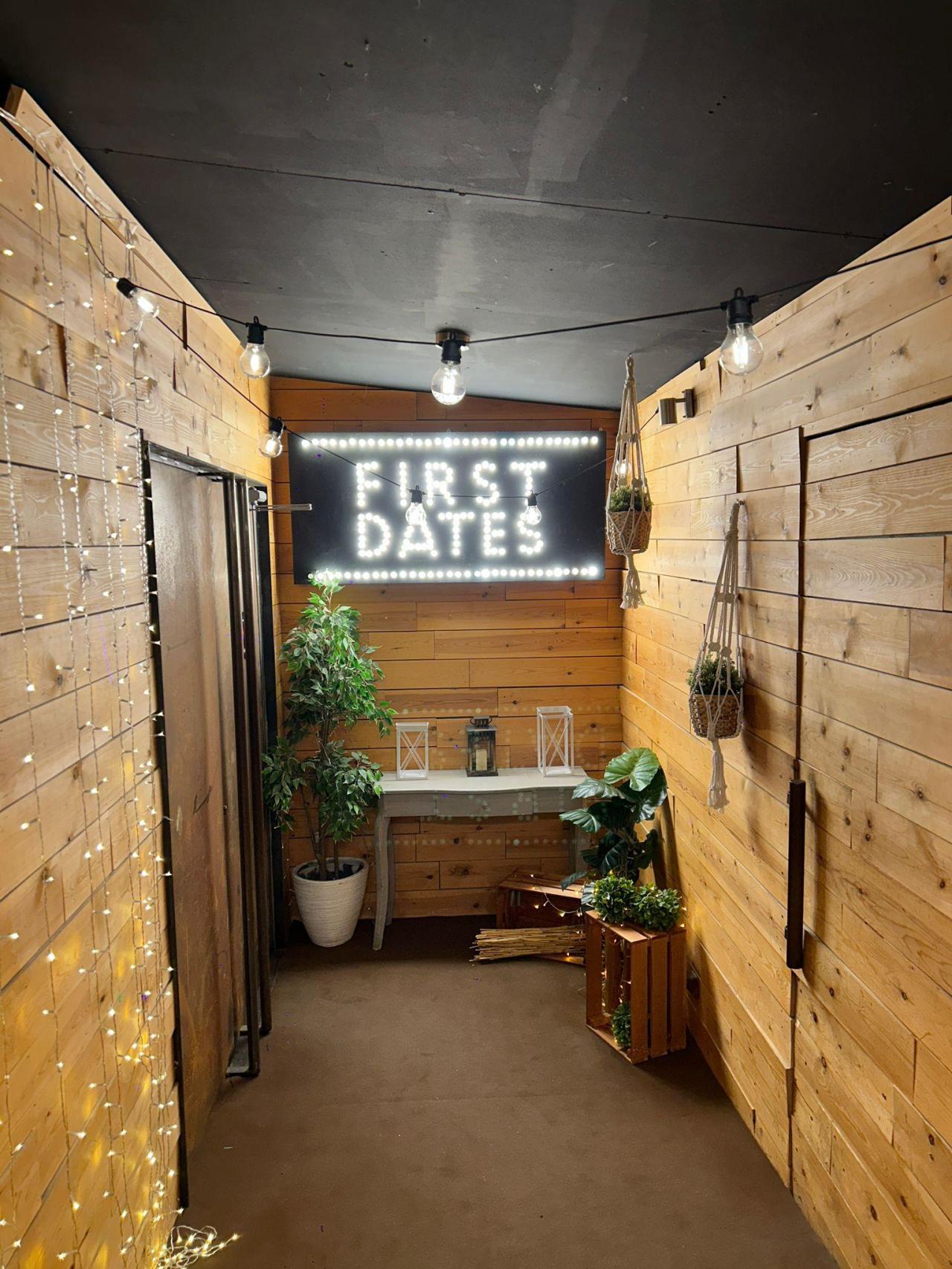 La entrada al plató de First Dates.