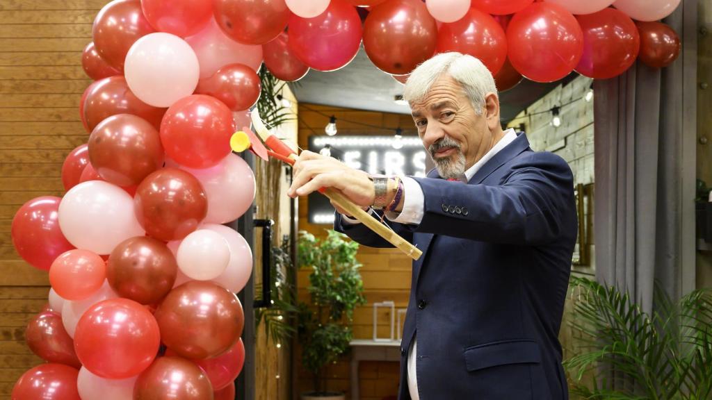 Carlos Sobera, con un arco de Cupido.