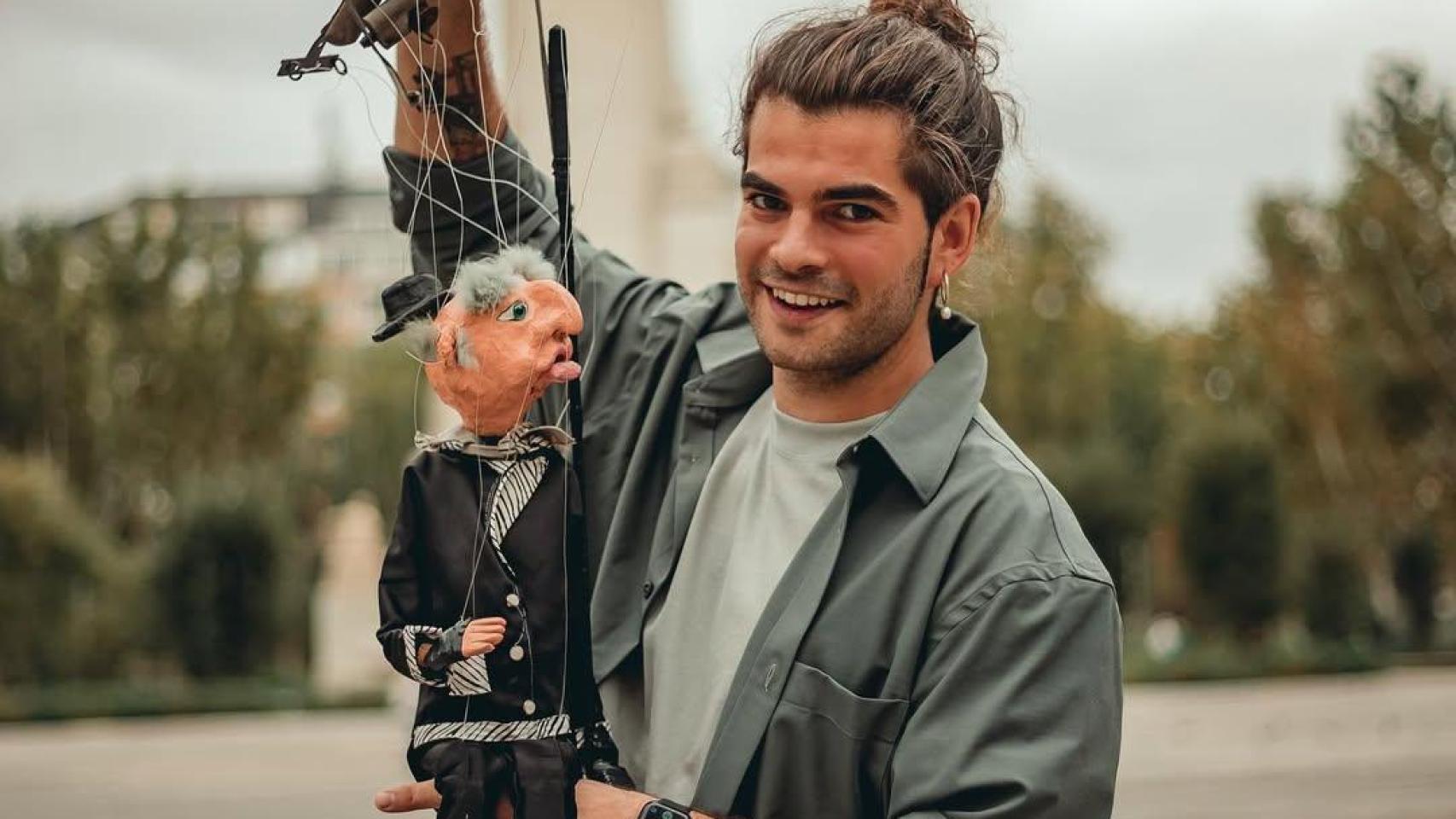 Mario Enzo junto a su títere Manolo.