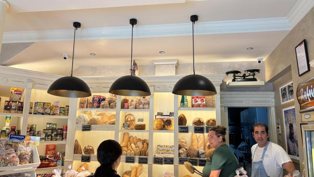 Juanlu, encargado de Panadería Serrano: “El centro de Málaga es prohibitivo para empresas como la mía”