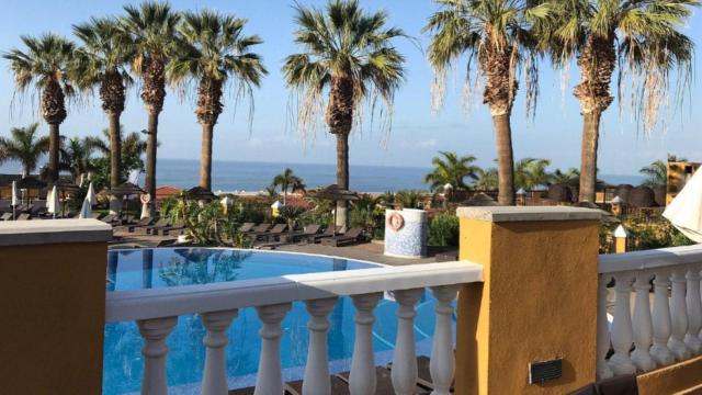 Terraza de una de las habitaciones del hotel en Tenerife okupado.