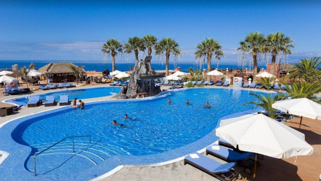 Piscina principal del hotel.