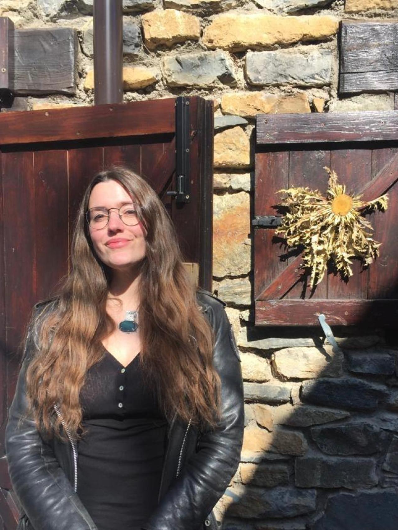 La antropóloga Julica Carreras, en el Pirineo catalán, junto a la flor de la carlina o eguzkilore, protectora ante las brujas.