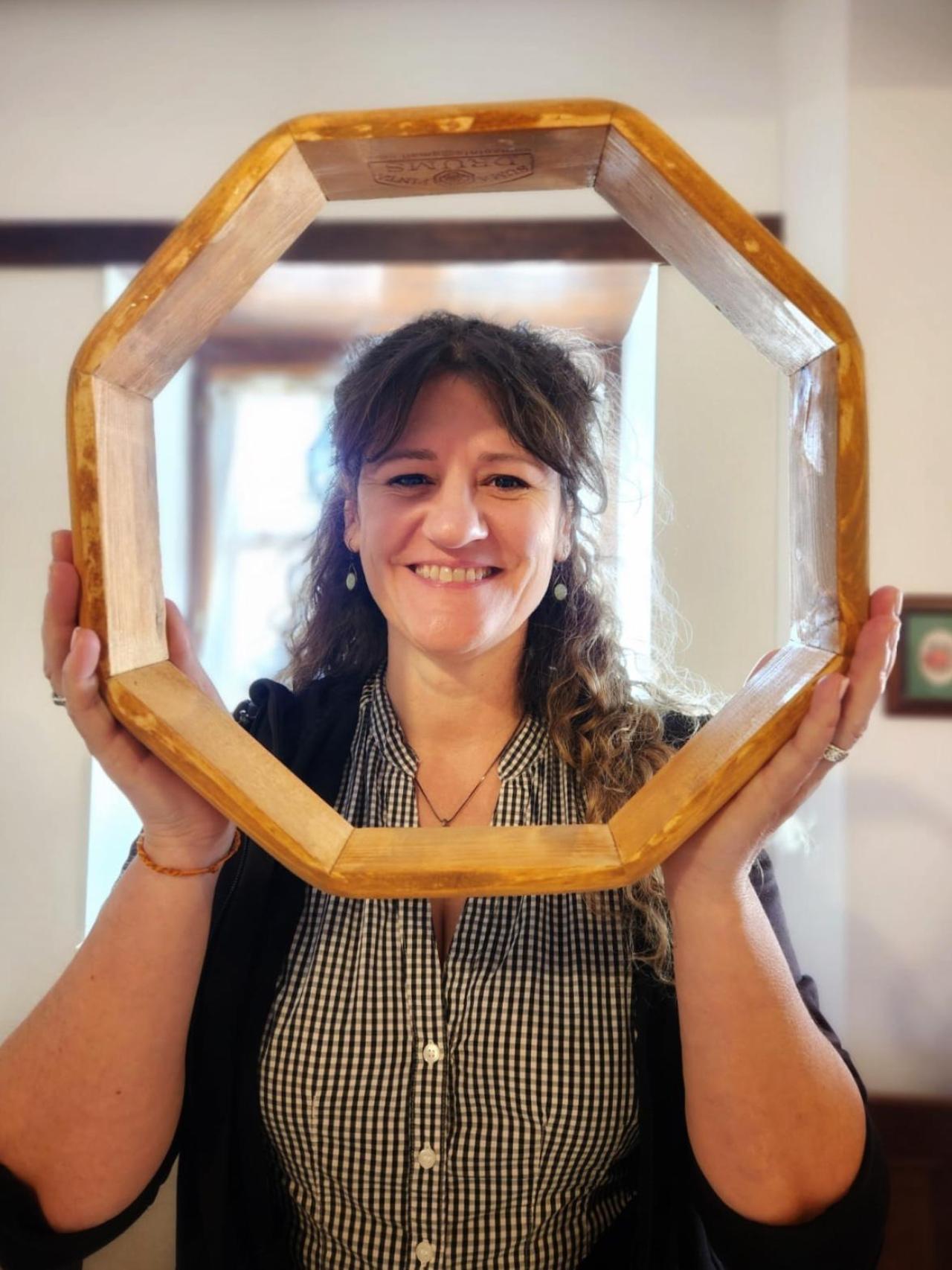 La practicante navarra de chamanismo Isabel Etxarmendi, con uno de los tambores que fabrica y usa para sus rituales.