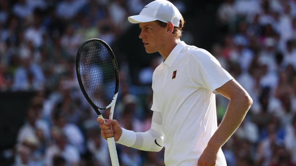 Jannik Sinner celebra un juego ante Novak Djokovic.