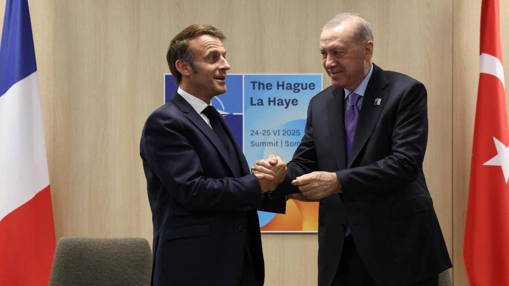 El presidente de Francia, Emmanuel Macron, y el presidente de Turquía, Tayyip Erdogan, se estrechan la mano durante una reunión bilateral en una cumbre de la OTAN en La Haya, Países Bajos, el 25 de junio de 2025.