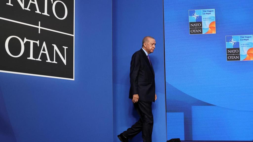 El presidente de Turquía, Tayyip Erdogan, llega a una conferencia de prensa en la cumbre de la OTAN en La Haya, Países Bajos, el 25 de junio de 2025.
