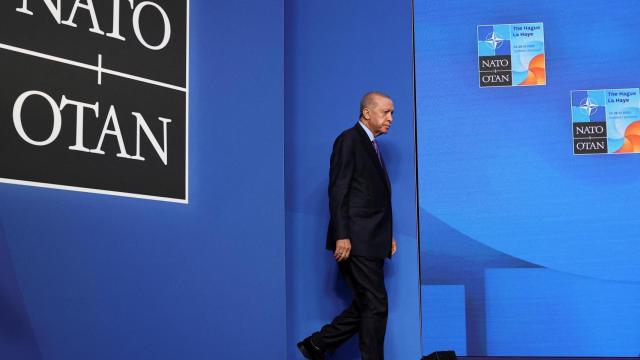 El presidente de Turquía, Tayyip Erdogan, llega a una conferencia de prensa en la cumbre de la OTAN en La Haya, Países Bajos, el 25 de junio de 2025.