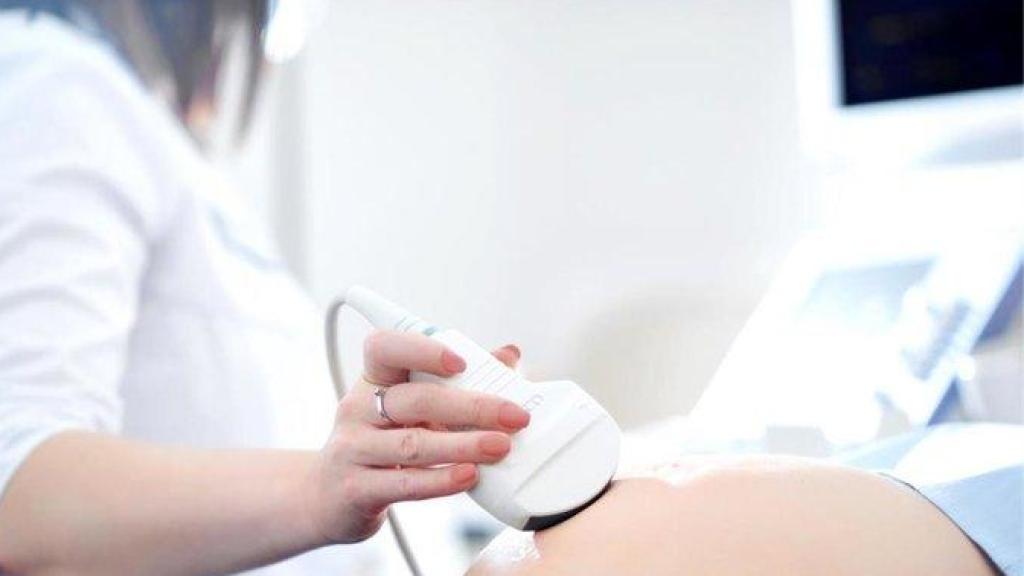 Mujer embarazada en una consulta médica.