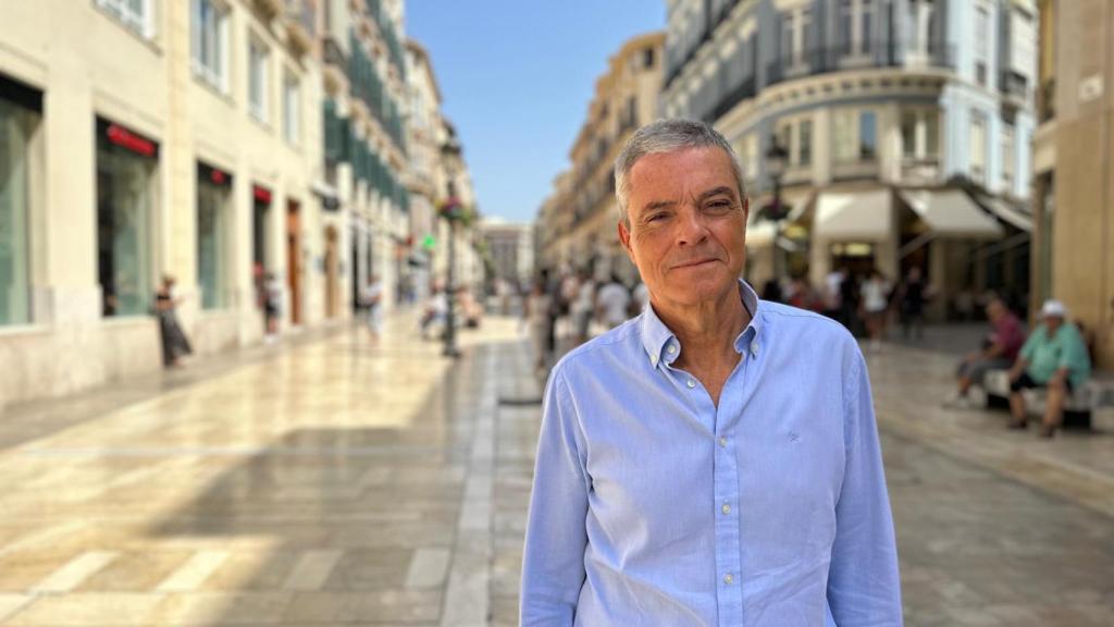 Ignacio de la Vega posa en la calle Larios tras la entrevista con EL ESPAÑOL de Málaga.