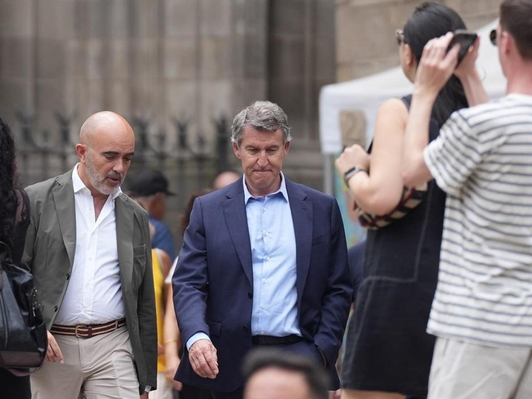 Alberto Núñez Feijóo junto al presidente del PP de Barcelona, Daniel Sirera, este viernes pasean ante varios turistas en la ciudad condal.