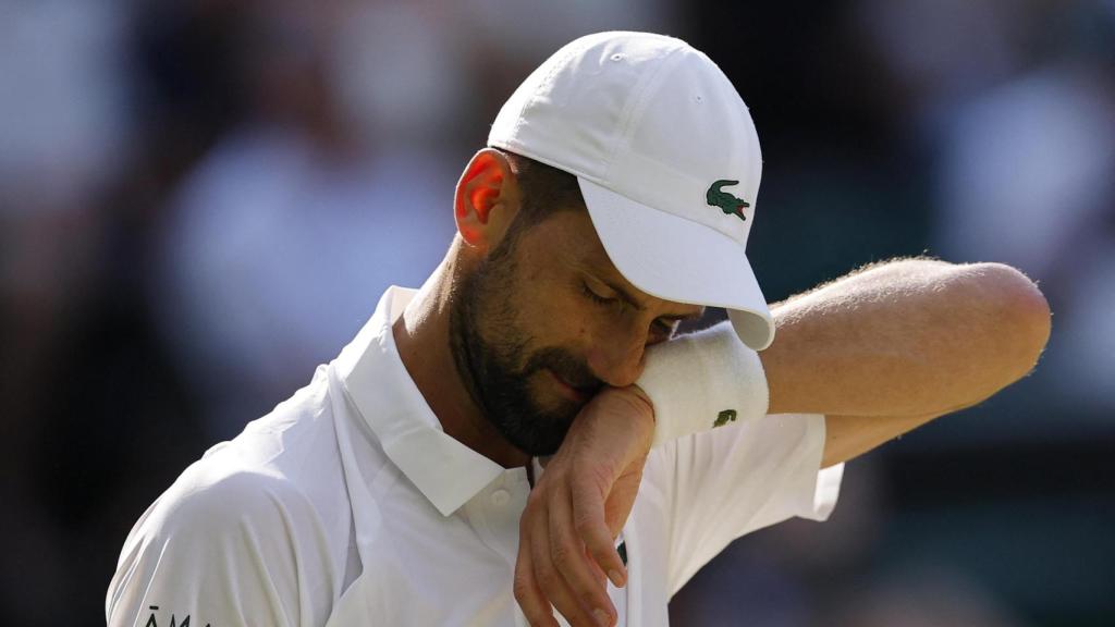 Djokovic se lamenta durante el partido ante Jannik Sinner.