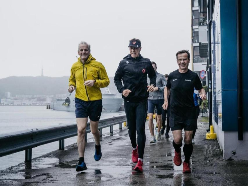 El primer ministro sueco, Ulf Kristersson, corre por las calles de la ciudad noruega de Bodø en compañía del presidente finlandés Alexander Stubb y su homólogo noruego Jonas Gahr Støre.
