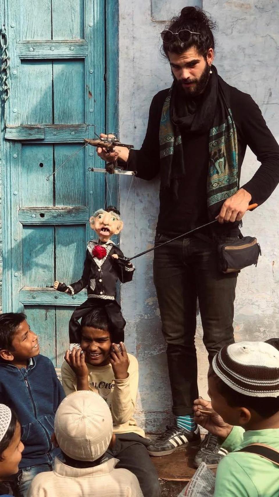 Mario Enzo y su marioneta Manolo en uno de sus viajes por el mundo.