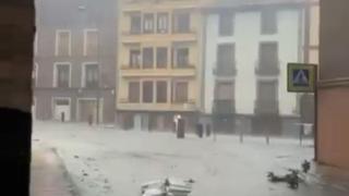 Las calles convertidas en ríos y fuertes granizadas en Tarazona.