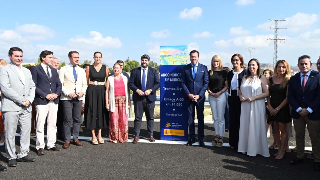 El ministro Óscar Puente y el presidente murciano, Fernando López Miras, este viernes, inaugurando el Arco Noroeste.