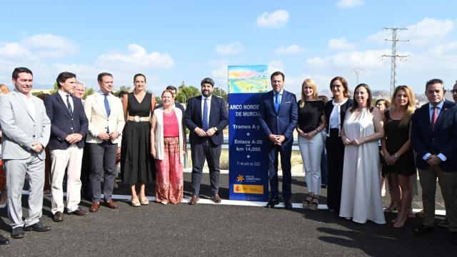 El ministro Óscar Puente y el presidente murciano, Fernando López Miras, este viernes, inaugurando el Arco Noroeste.
