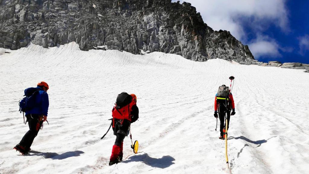 Unos investigadores realizan distintas mediciones en el glaciar del Aneto.