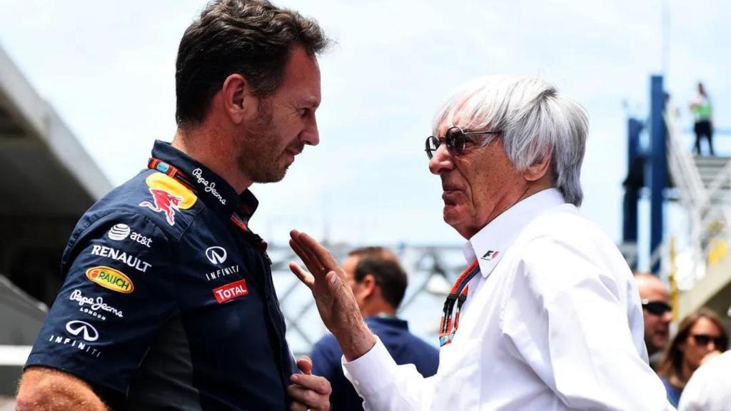 Bernie Ecclestone hablando con Christian Horner durante la celebración de un gran premio.