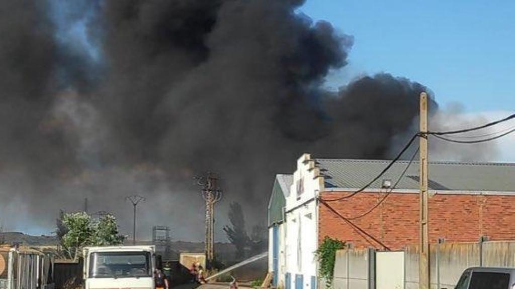 Incendio en una planta de reciclaje de Onzonilla