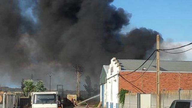 Incendio en una planta de reciclaje de Onzonilla