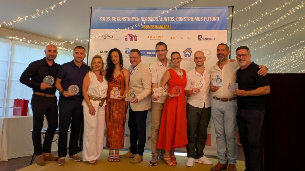 Agentes inmobiliarios galardonados durante la celebración del V aniversario de Inmoadal.