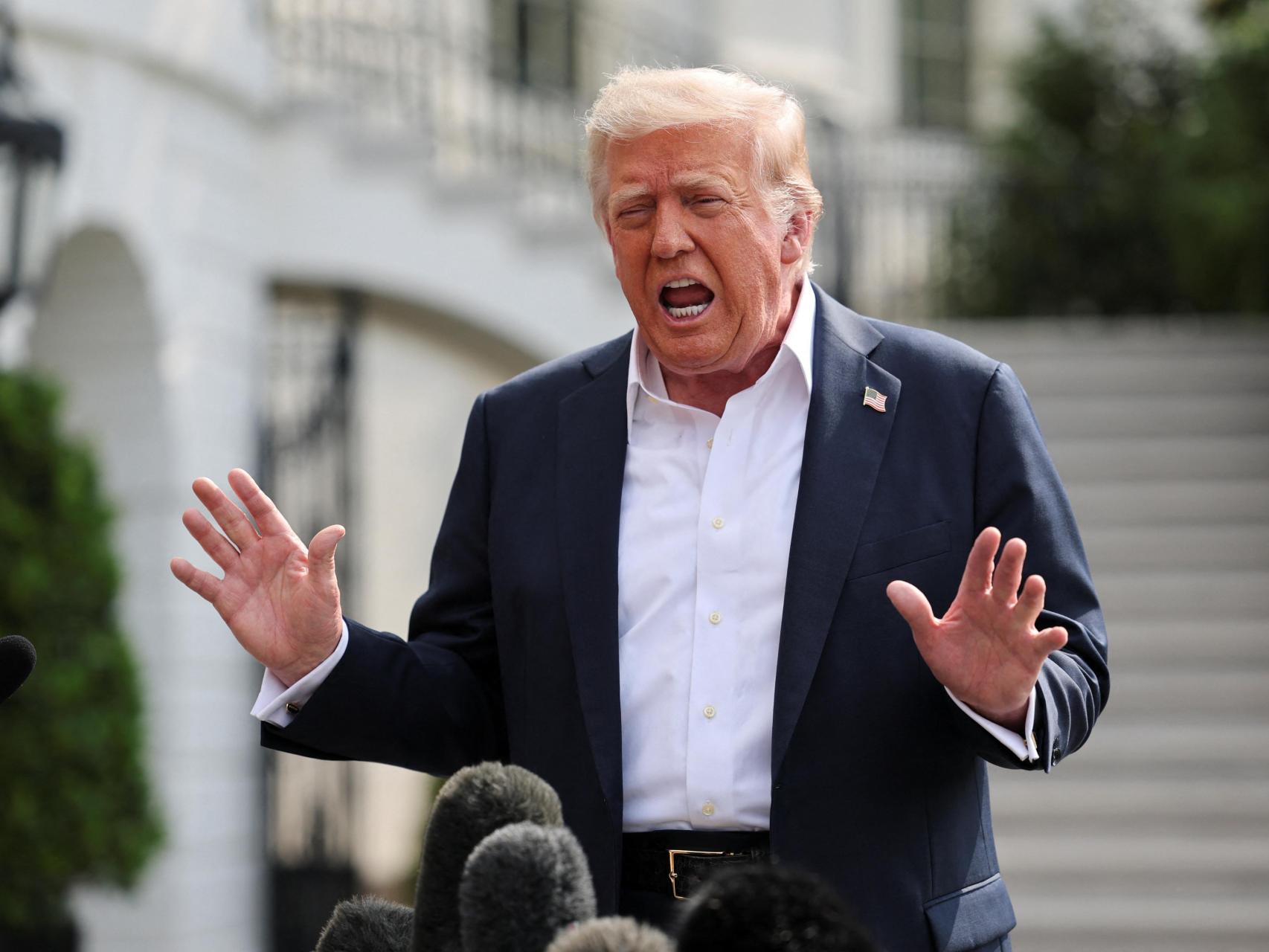 El presidente de los Estados Unidos, Donald Trump, habla con los periodistas mientras se dirige a Texas para recorrer las zonas afectadas por inundaciones repentinas mortales, desde el Jardín Sur de la Casa Blanca en Washington, D.C., Estados Unidos, el 11 de julio de 2025.