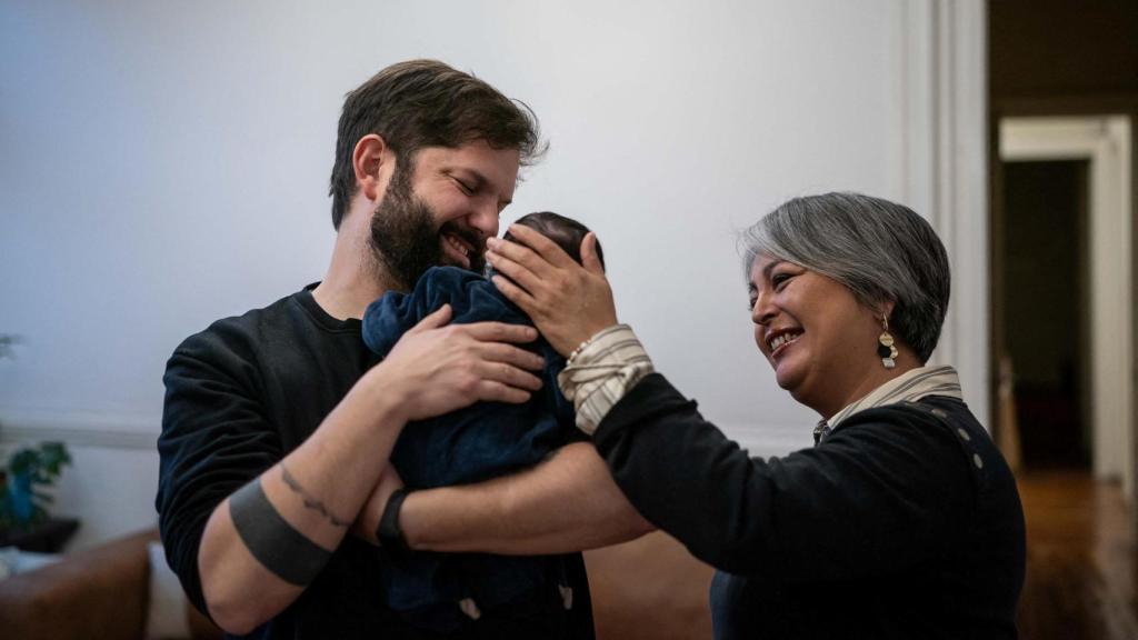 Chilean Communist Party presidential candidate Jeannette Jara hugs the daughter of Chilean President Gabriel Boric during a meeting in Santiago, Chile, June 30, 2025.