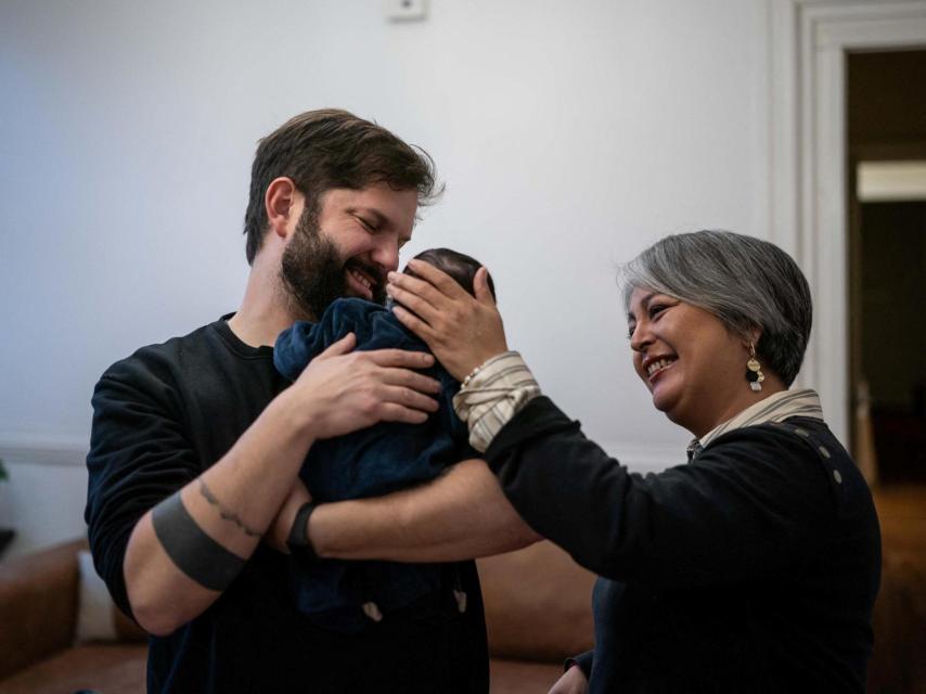 La candidata presidencial del Partido Comunista de Chile, Jeannette Jara, acaricia a la hija del presidente de Chile, Gabriel Boric, durante una reunión en Santiago, Chile, el 30 de junio de 2025.