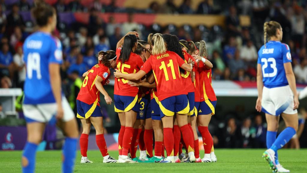Las jugadoras de la Selección celebran el gol de Patri Guijarro.