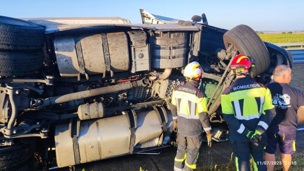 Camión volcado en la A-66