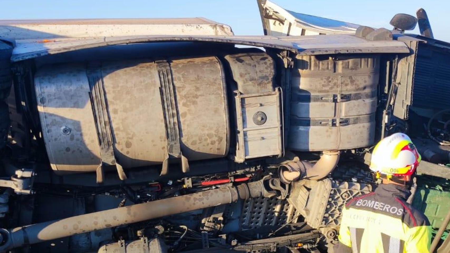 Camión volcado. Archivo