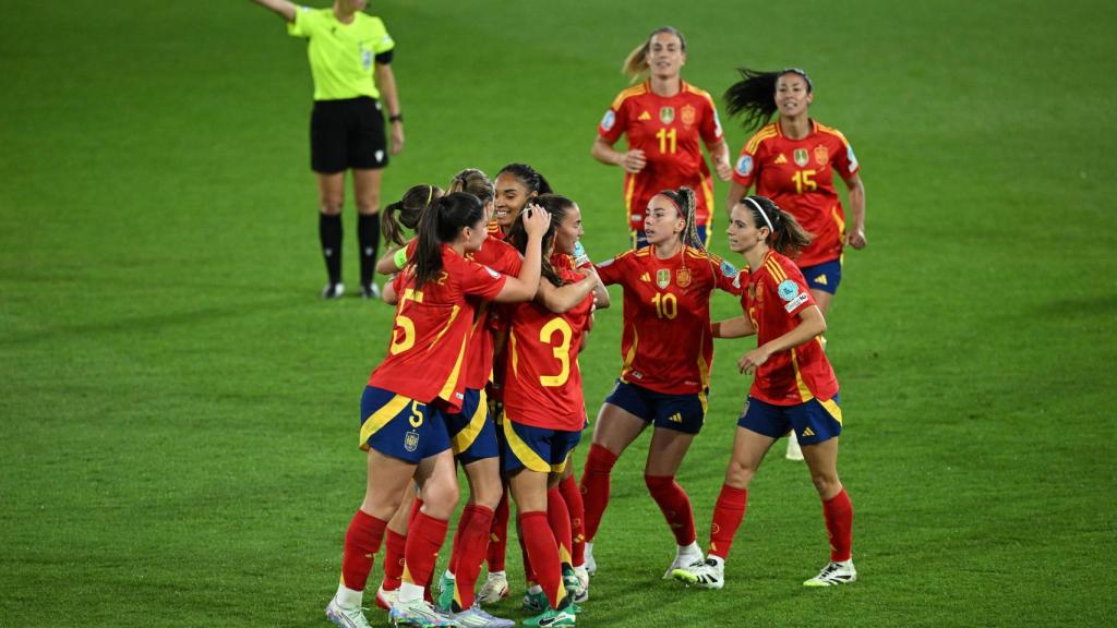 Las jugadoras de la Selección celebran el gol de Patri Guijarro.
