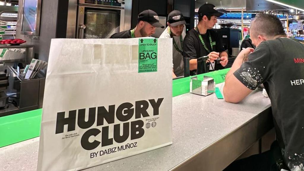 Dabiz Muñoz tras la presentación oficial de Hungry Club probando uno de sus platos.